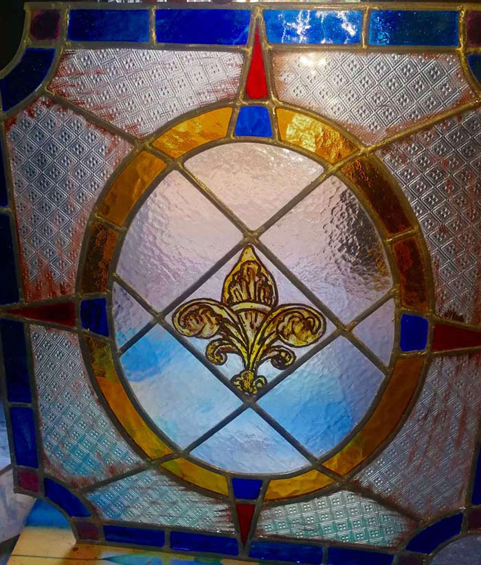 Vidriera emplomada con flor de lis