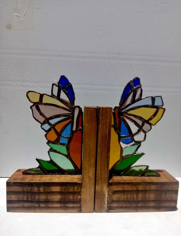 Figura sujeta-libros con forma de mariposa