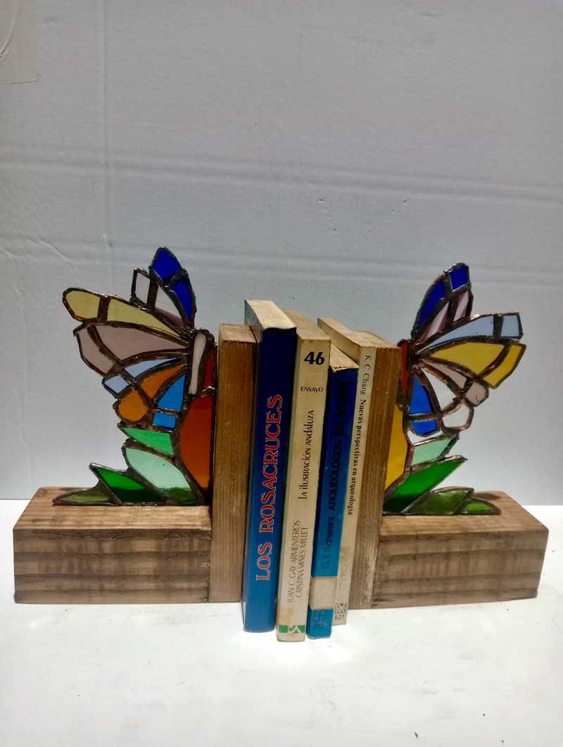 Figura sujeta-libros con forma de mariposa